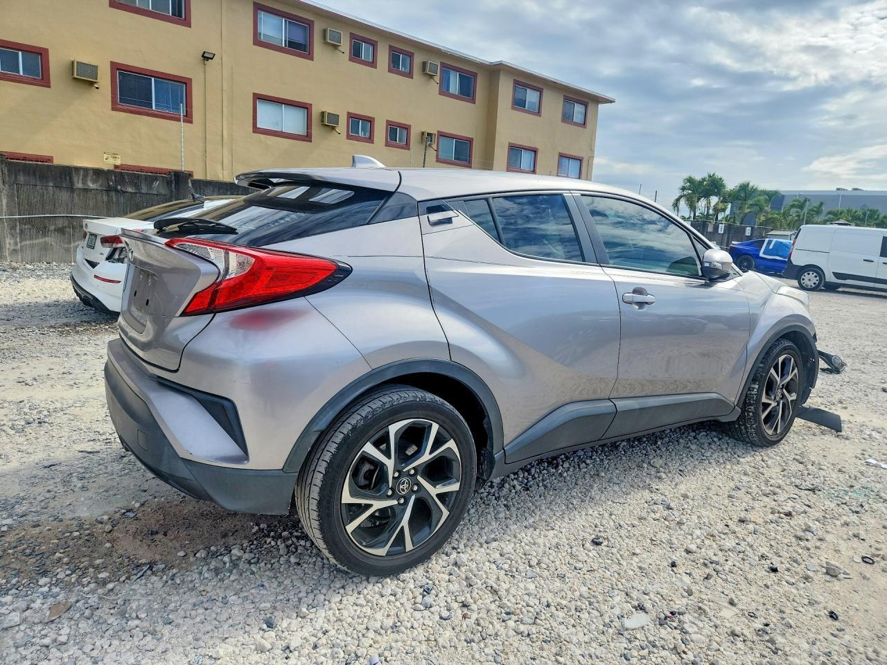 2019 TOYOTA C-HR XLE — Фото 3 из 12
