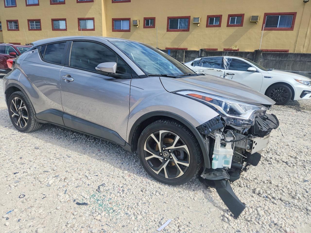 2019 TOYOTA C-HR XLE — Фото 4 из 12