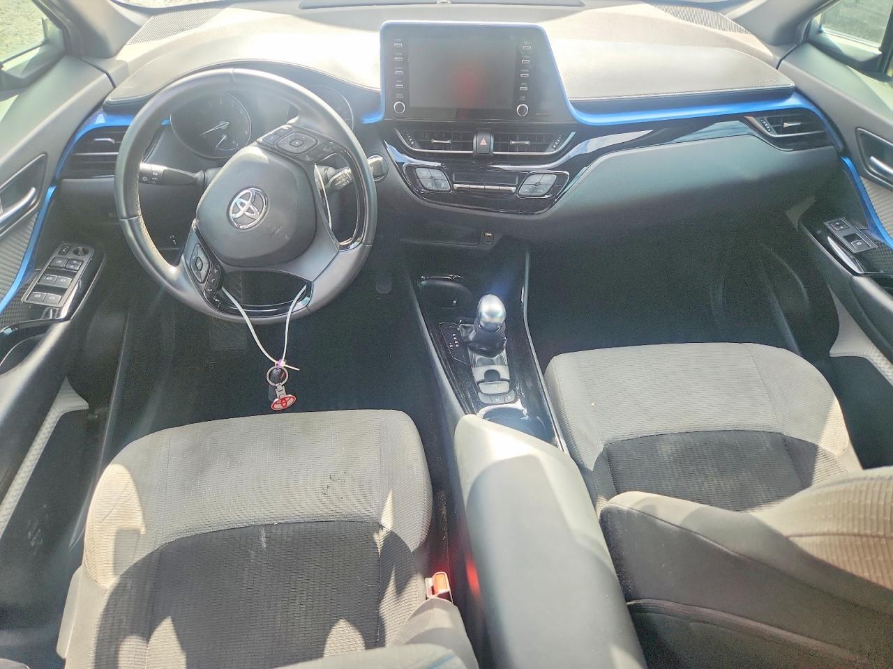 2019 TOYOTA C-HR XLE — Фото 8 из 12