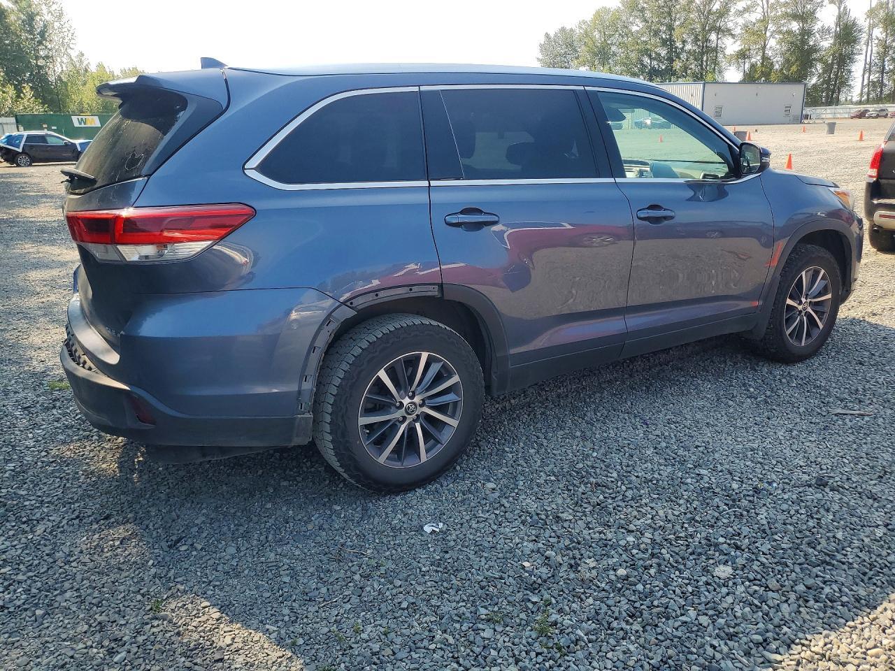 2019 TOYOTA HIGHLANDER XLE — Фото 3 из 14