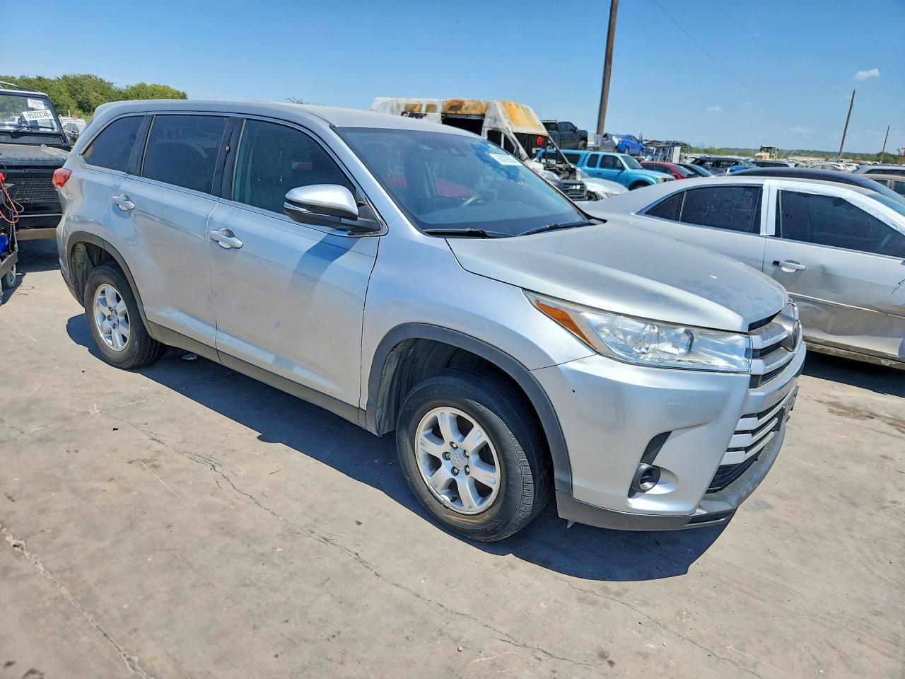 2019 TOYOTA HIGHLANDER LE — Фото 4 из 13