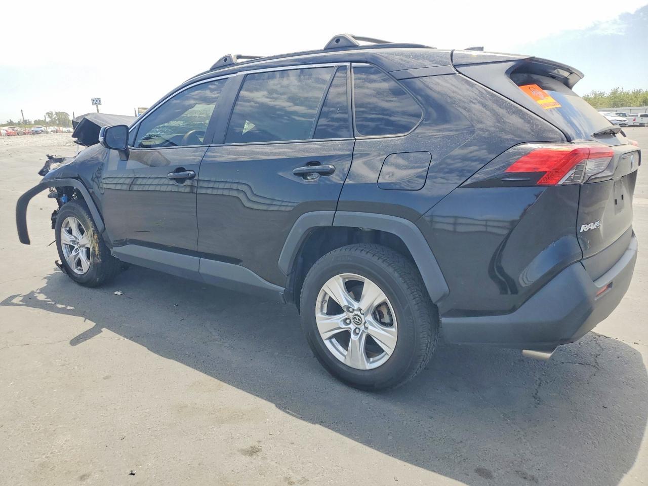 2019 TOYOTA RAV4 XLE — Фото 2 из 13