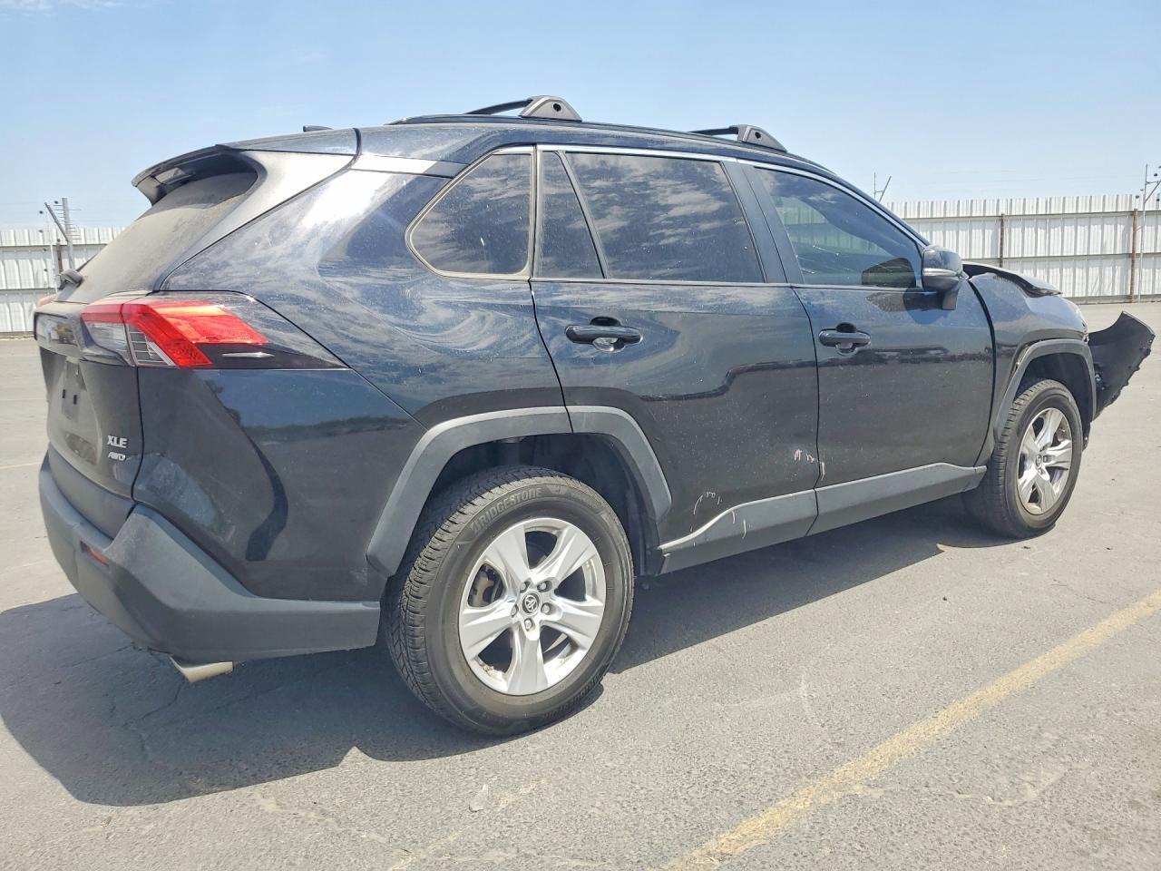 2019 TOYOTA RAV4 XLE — Фото 3 из 13