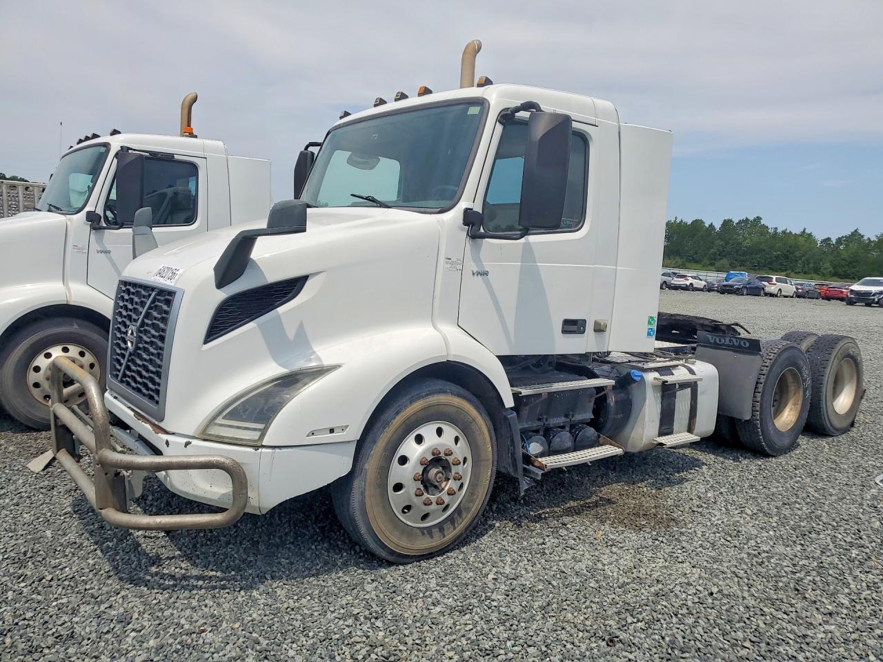 2019 VOLVO VNR SEMI TRUCK
