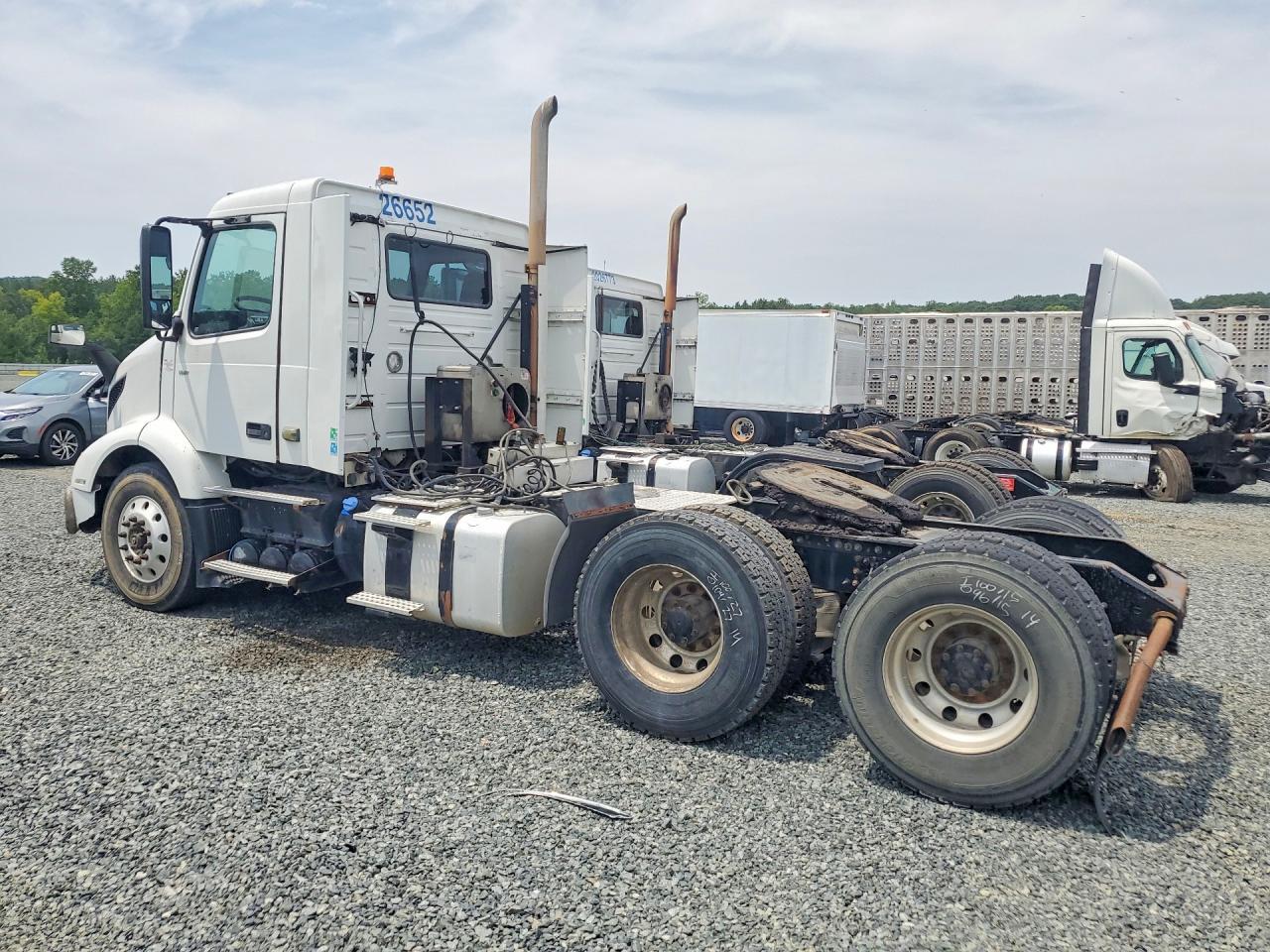 2019 VOLVO VNR SEMI TRUCK — Фото 2 из 12