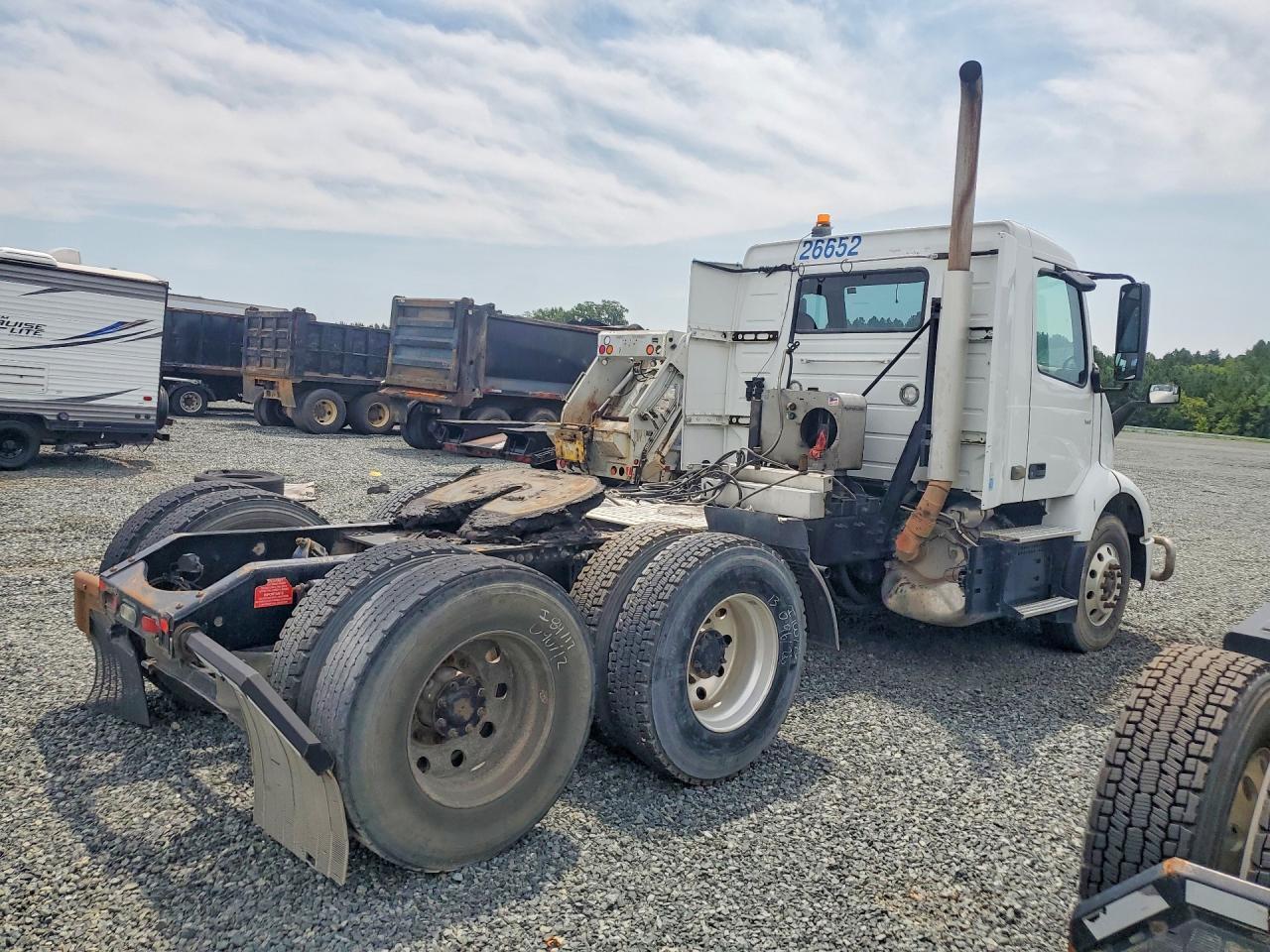 2019 VOLVO VNR SEMI TRUCK — Фото 3 из 12
