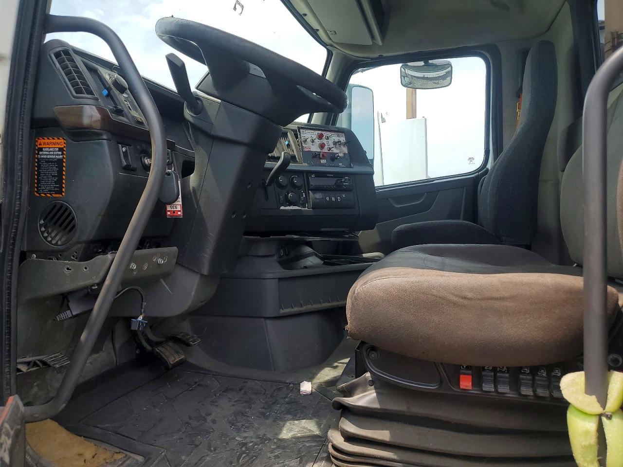 2019 VOLVO VNR SEMI TRUCK — Фото 7 из 12