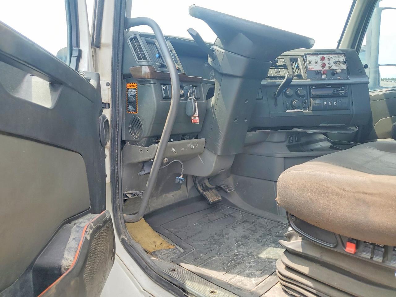 2019 VOLVO VNR SEMI TRUCK — Фото 8 из 12
