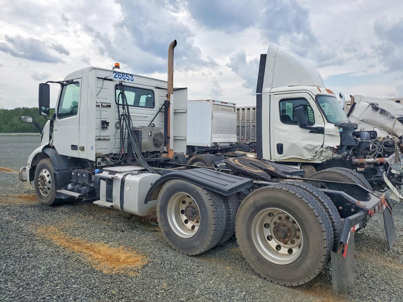 2019 VOLVO VNR SEMI TRUCK — Фото 2 из 12