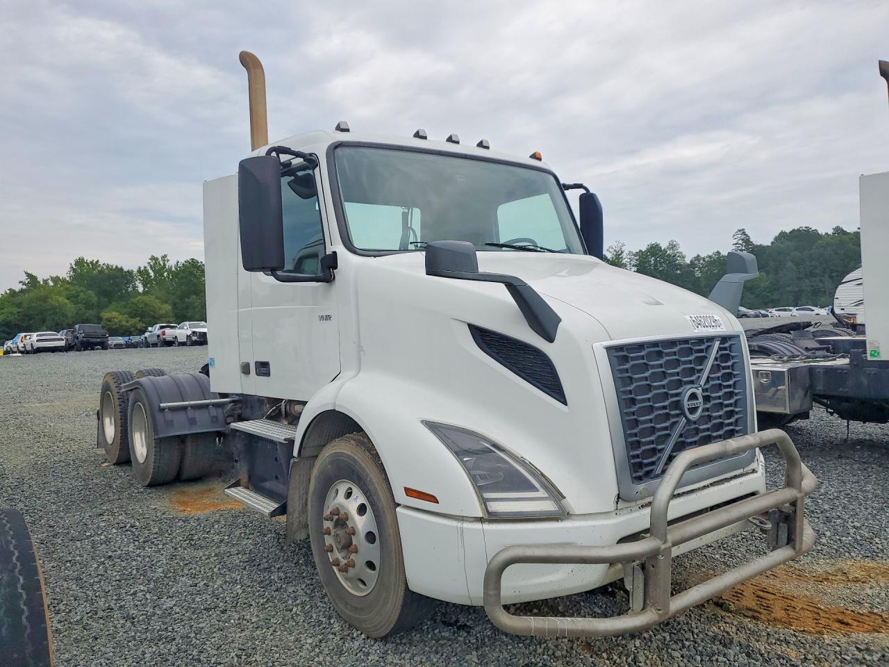 2019 VOLVO VNR SEMI TRUCK — Фото 4 из 12