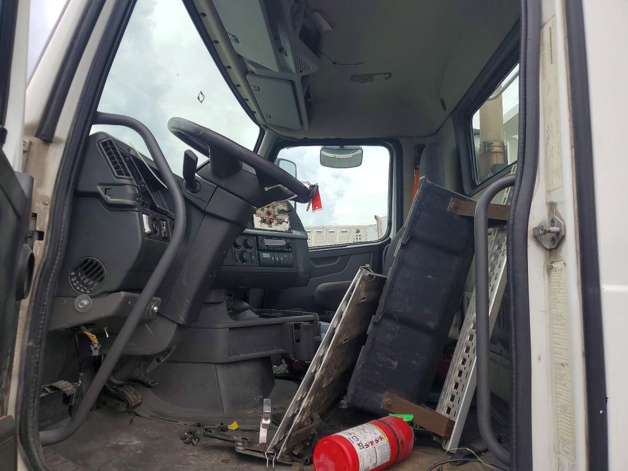 2019 VOLVO VNR SEMI TRUCK — Фото 7 из 12