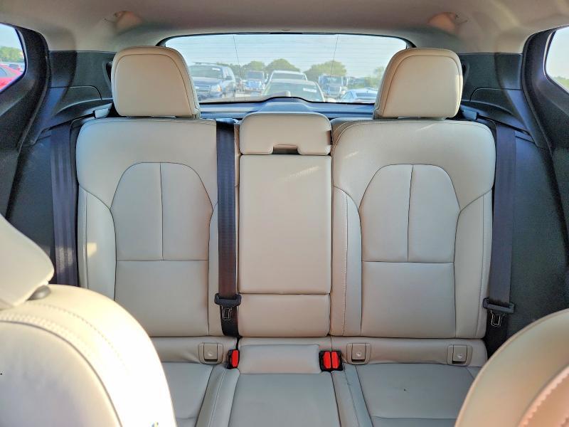 2019 VOLVO XC40 T5 MOMENTUM — Фото 10 из 13