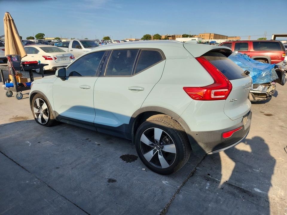 2019 VOLVO XC40 T5 MOMENTUM — Фото 2 из 13