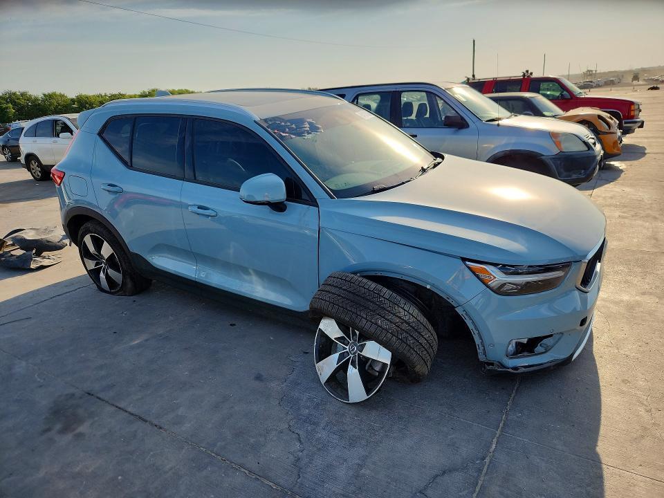 2019 VOLVO XC40 T5 MOMENTUM — Фото 4 из 13