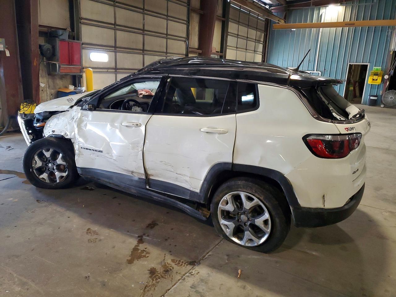 3C4NJDCB1JT231680 2018 JEEP COMPASS photo no. 2