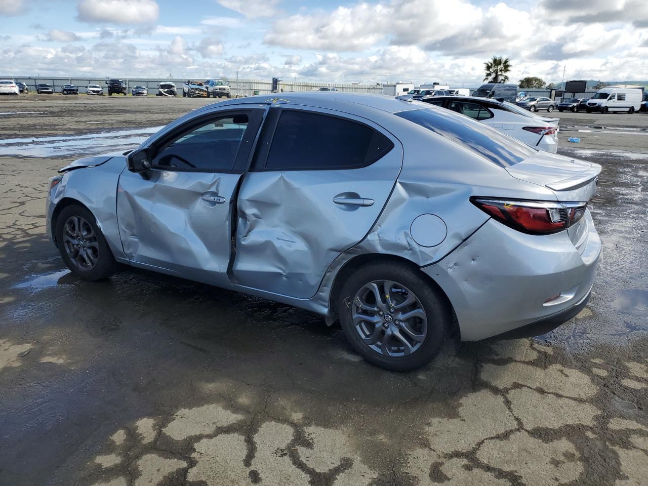 2019 TOYOTA YARIS L — Фото 2 из 12