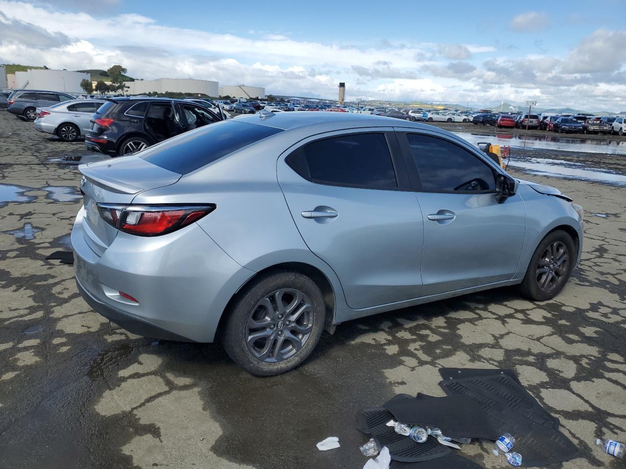 2019 TOYOTA YARIS L — Фото 3 из 12