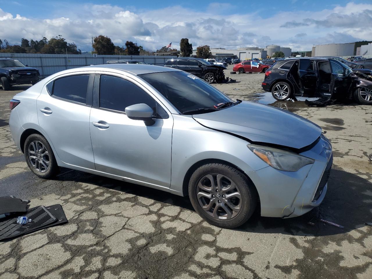2019 TOYOTA YARIS L — Фото 4 из 12