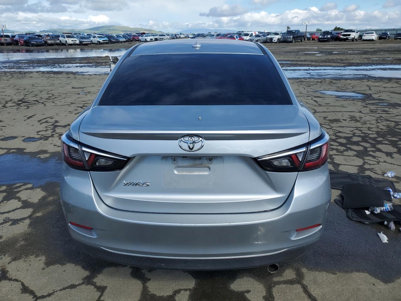 2019 TOYOTA YARIS L — Фото 6 из 12