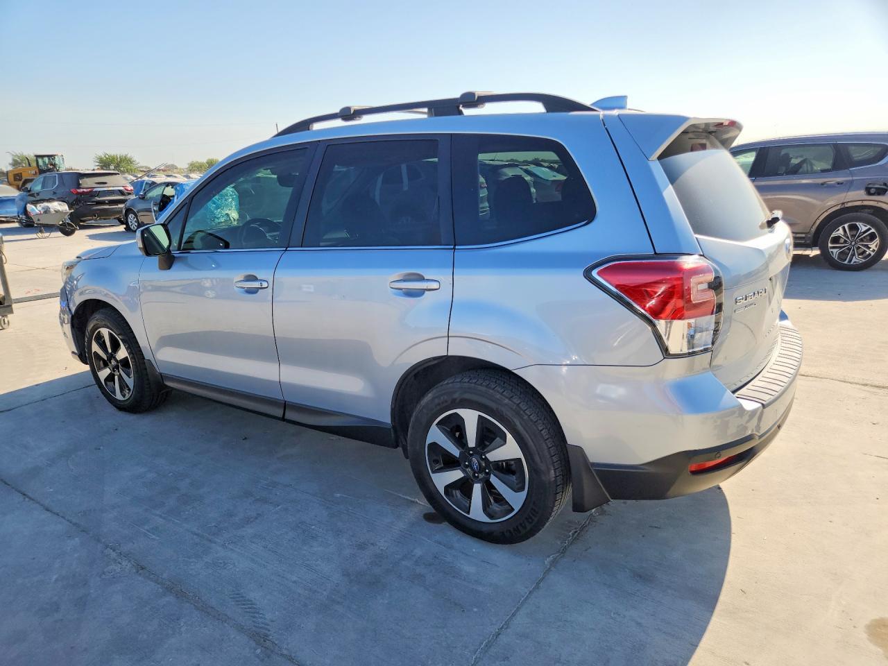 JF2SJARC1HH803374 2017 SUBARU FORESTER photo no. 2