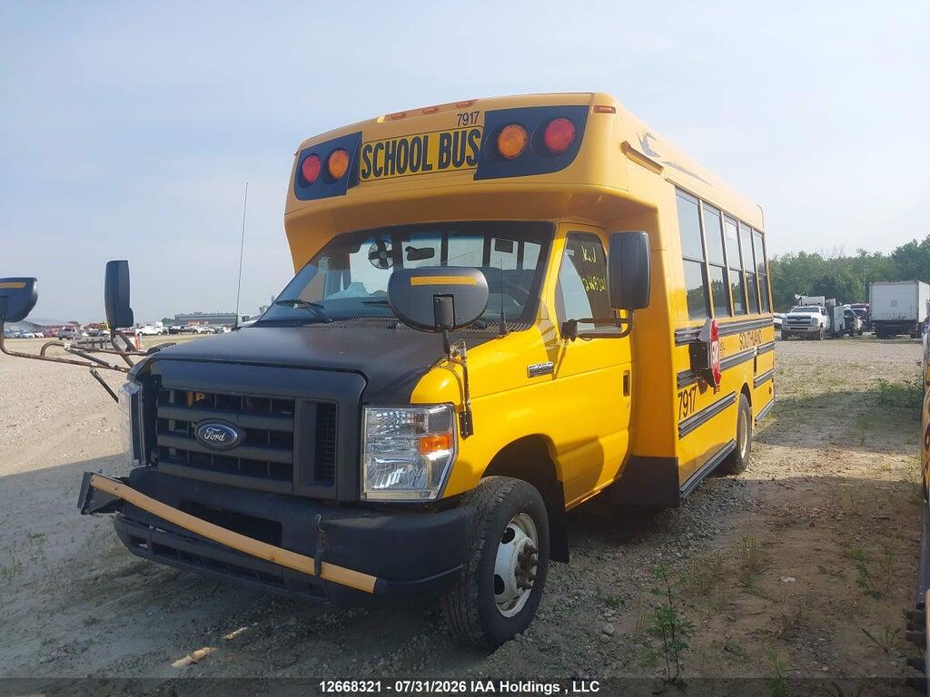 1FDFE4FSXJDC32686 2018 FORD ECONOLINE photo no. 2