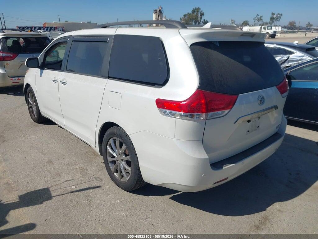 5TDDK3DC2BS023782 2011 TOYOTA SIENNA photo no. 3
