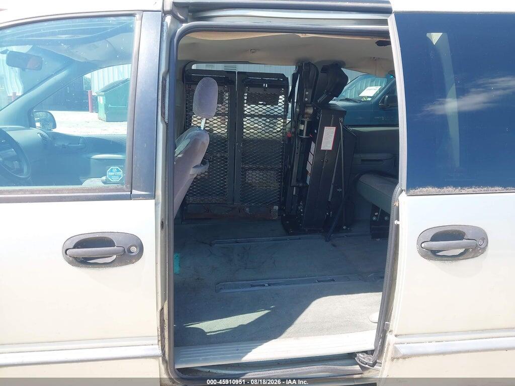 2C4GJ2533YR824666 2000 CHRYSLER VOYAGER photo no. 8