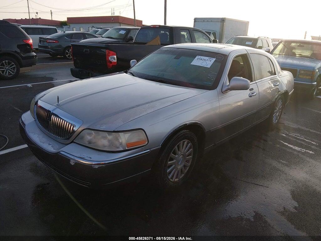 1LNHM82W03Y685447 2003 LINCOLN TOWN CAR photo no. 2