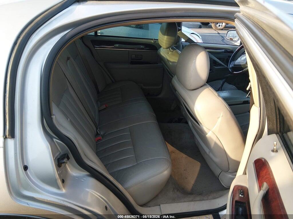 1LNHM82W03Y685447 2003 LINCOLN TOWN CAR photo no. 8