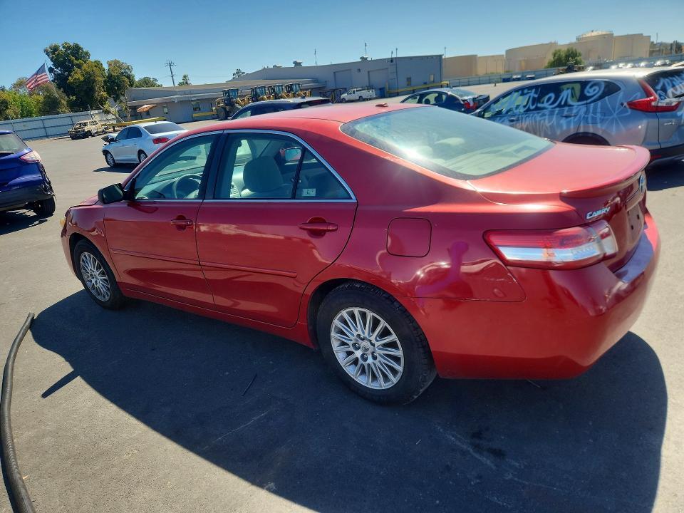 2010 TOYOTA CAMRY LE — Фото 2 из 12