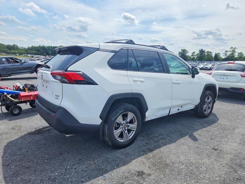 2023 TOYOTA RAV4 XLE — Фото 3 из 13