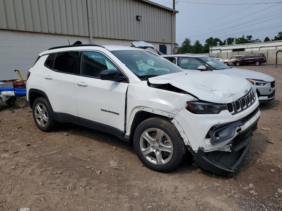 2023 JEEP COMPASS LATITUDE — Фото 4 из 14