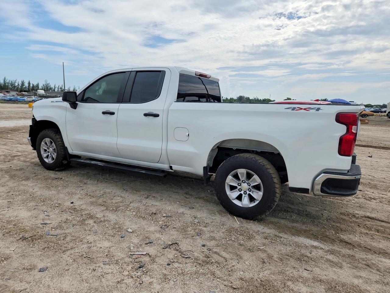 2021 CHEVROLET SILVERADO K1500 — Фото 2 из 13