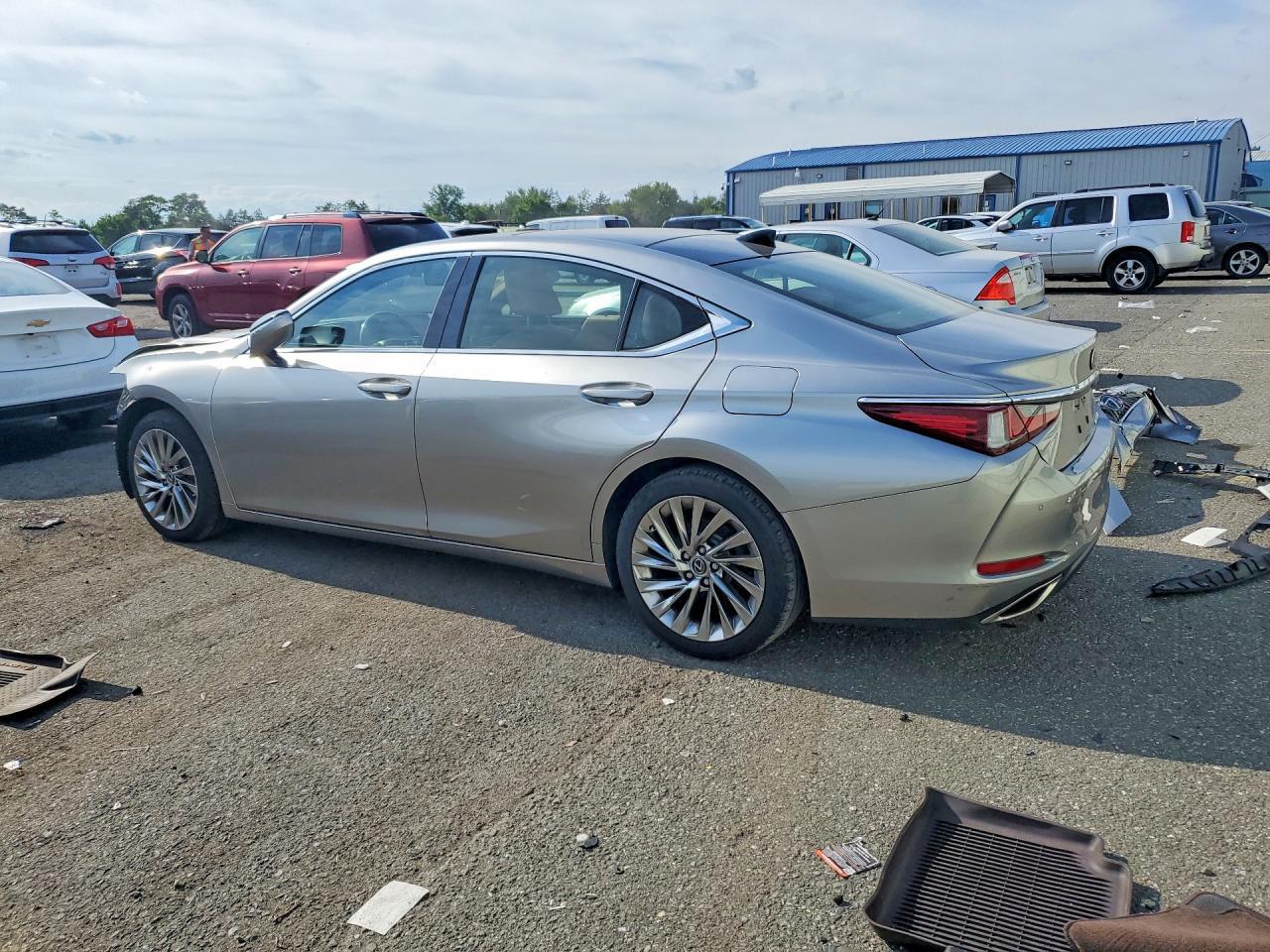 2019 LEXUS ES 350 — Фото 2 из 13
