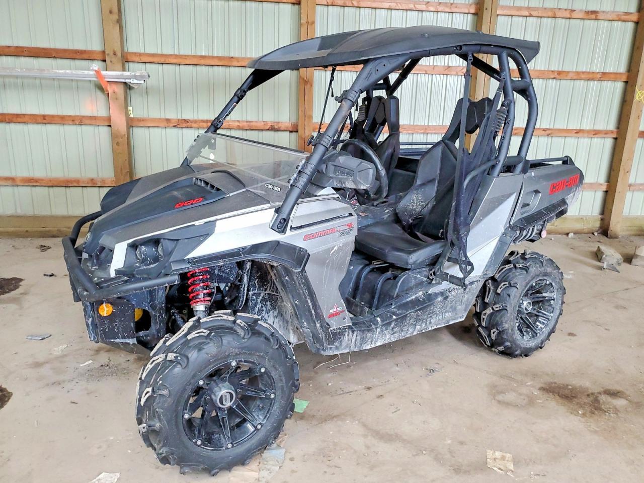 3JBKKAN21HJ000122 2017 CAN-AM COMMANDER photo no. 2