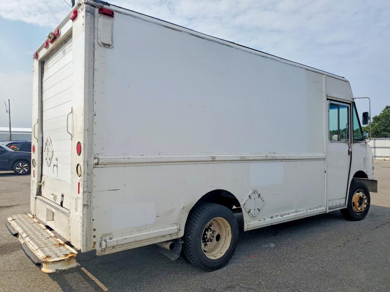 2000 FREIGHTLINER MT45 CHASSIS DELIVERY TRUCK — Фото 3 из 12