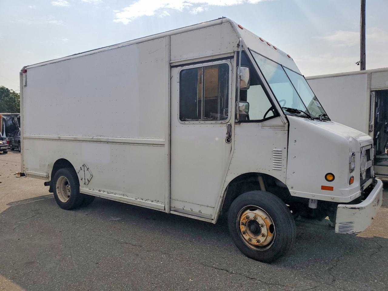 2000 FREIGHTLINER MT45 CHASSIS DELIVERY TRUCK — Фото 4 из 12