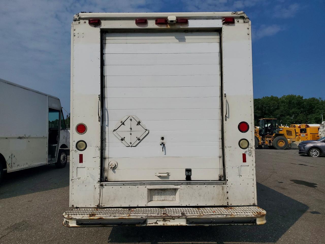 2000 FREIGHTLINER MT45 CHASSIS DELIVERY TRUCK — Фото 6 из 12