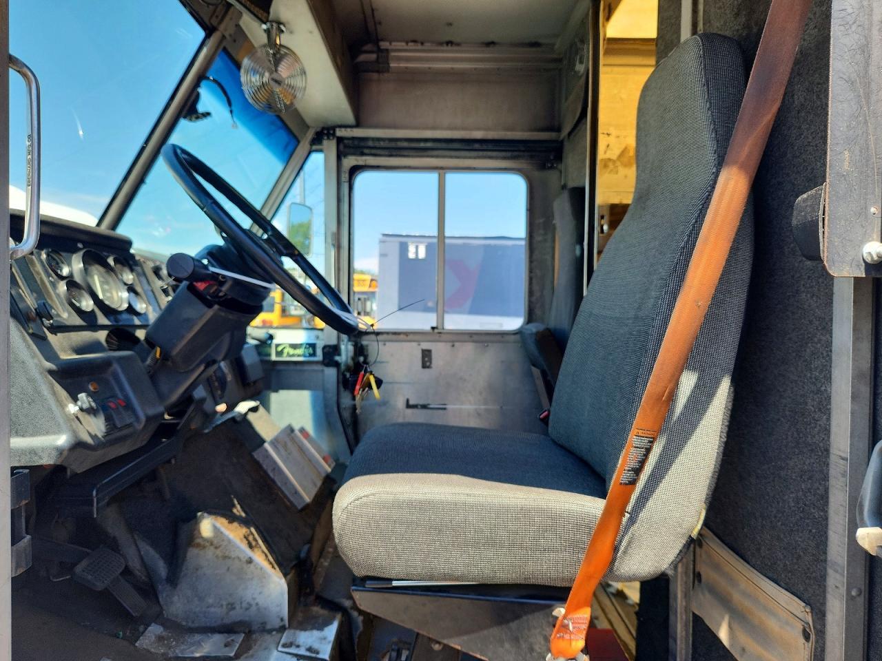2000 FREIGHTLINER MT45 CHASSIS DELIVERY TRUCK — Фото 7 из 12