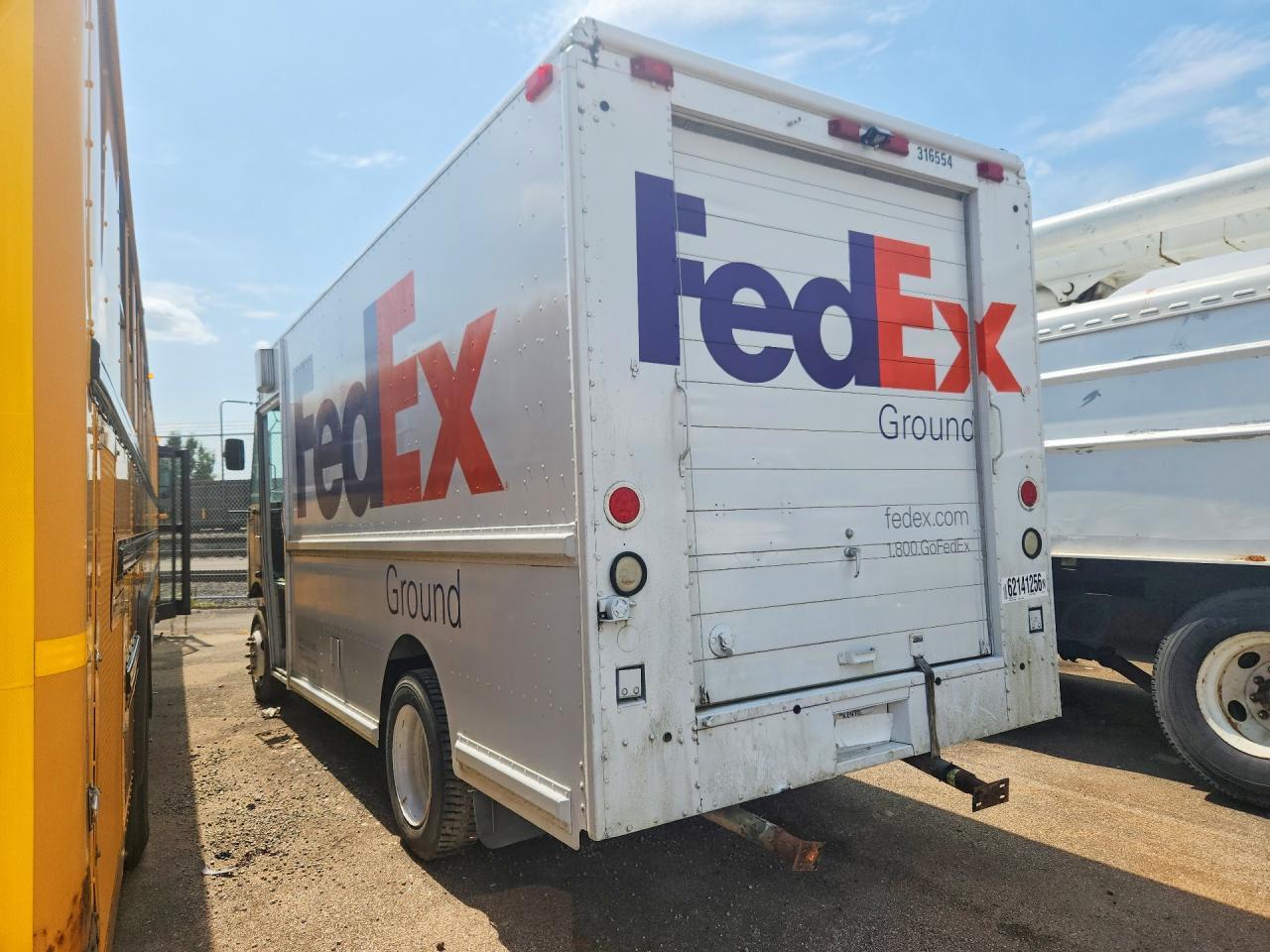 2000 FREIGHTLINER MT45G CHASSIS DELIVERY TRUCK — Фото 2 из 13