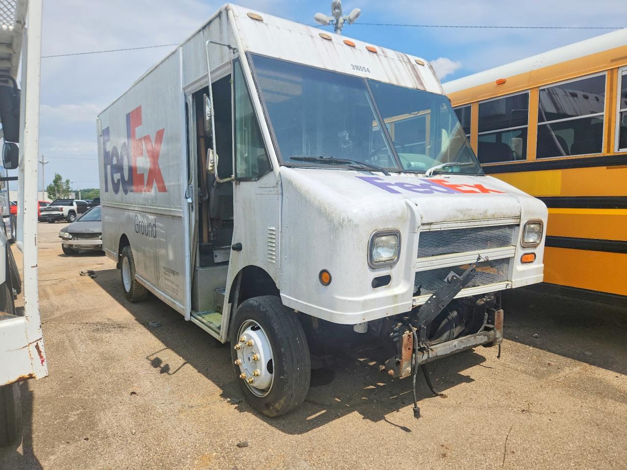 2000 FREIGHTLINER MT45G CHASSIS DELIVERY TRUCK — Фото 4 из 13