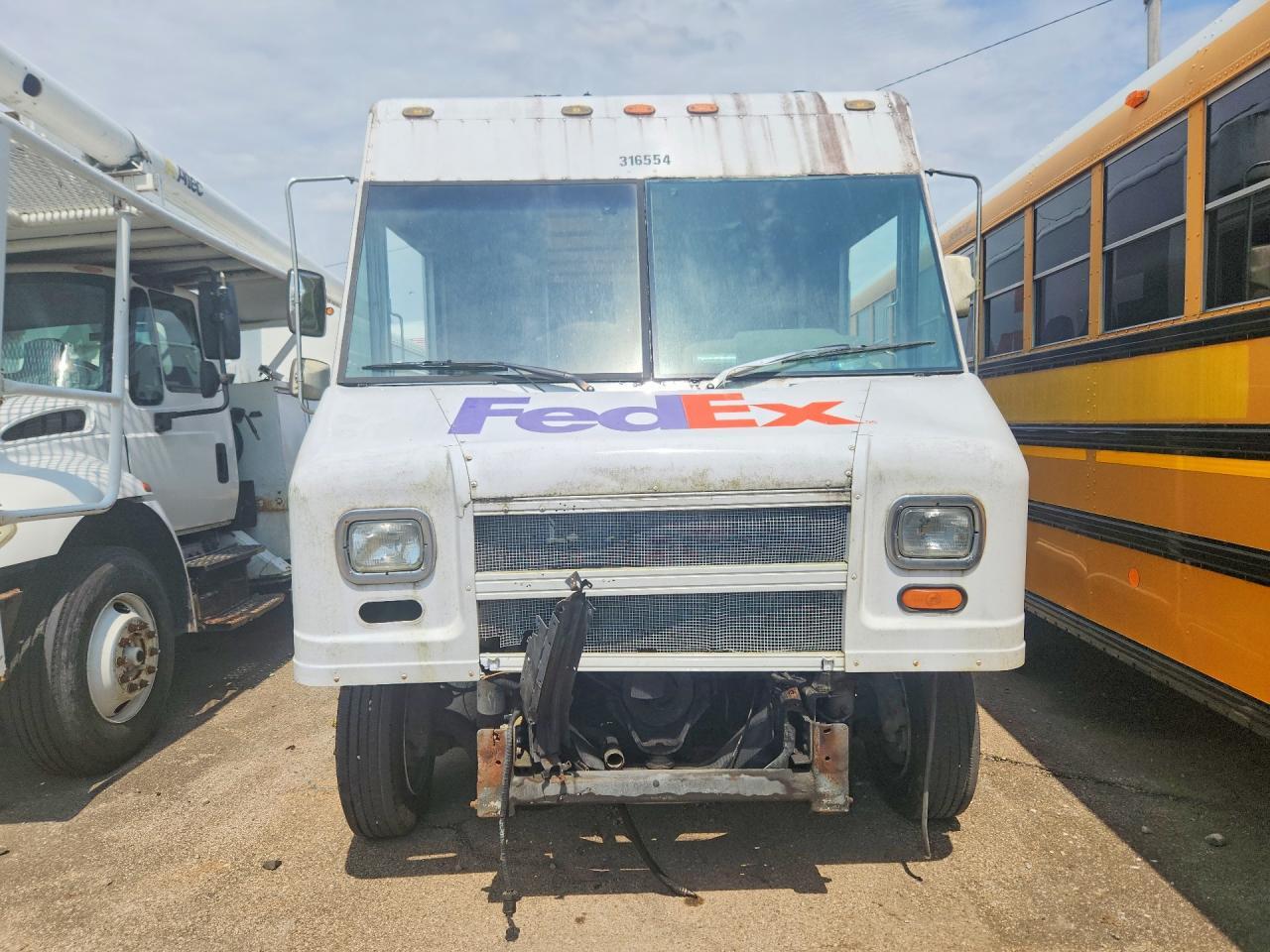 2000 FREIGHTLINER MT45G CHASSIS DELIVERY TRUCK — Фото 5 из 13