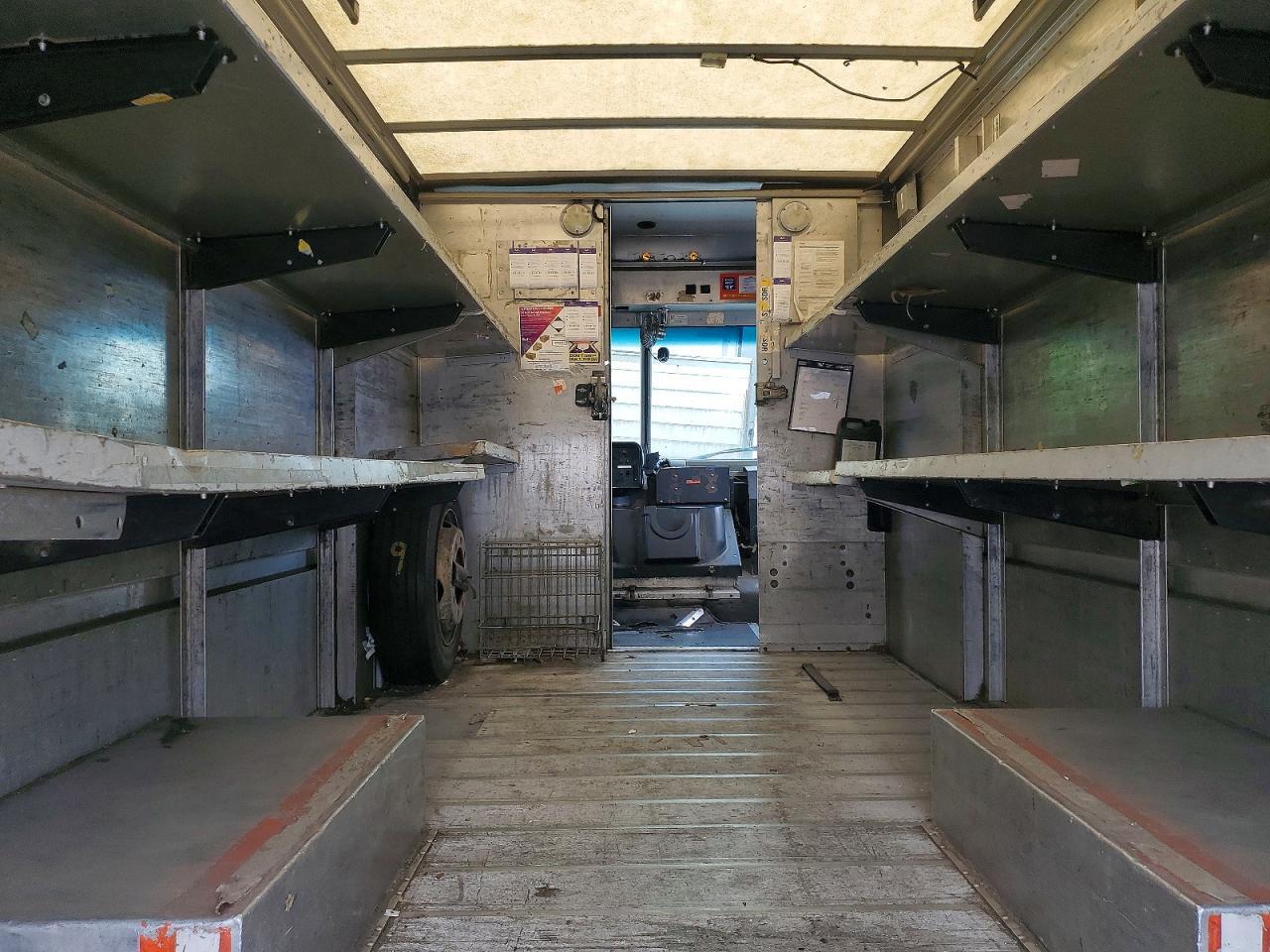 2006 FREIGHTLINER MT45 DELIVERY TRUCK — Фото 10 из 13