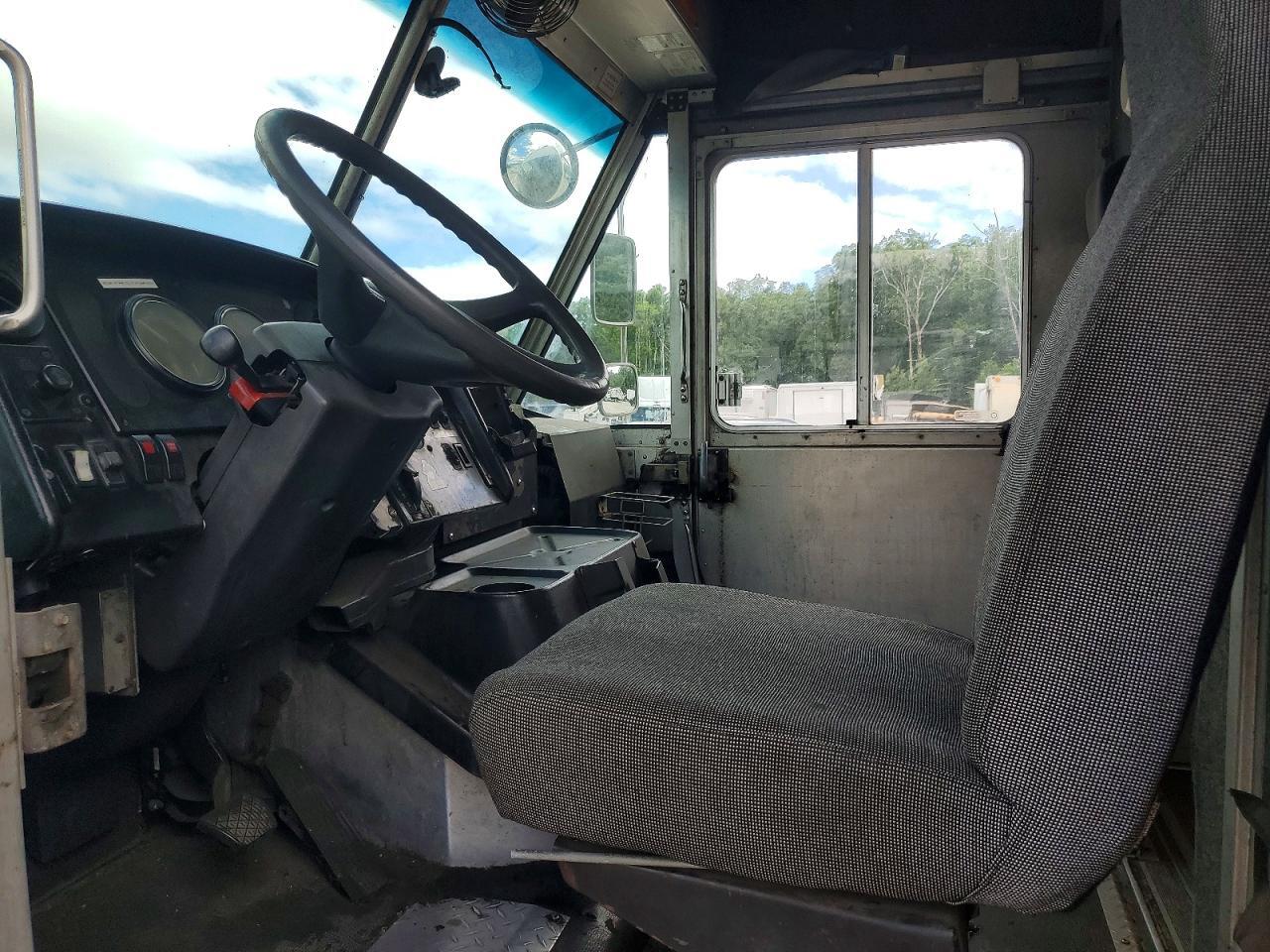 2006 FREIGHTLINER MT45 DELIVERY TRUCK — Фото 7 из 13