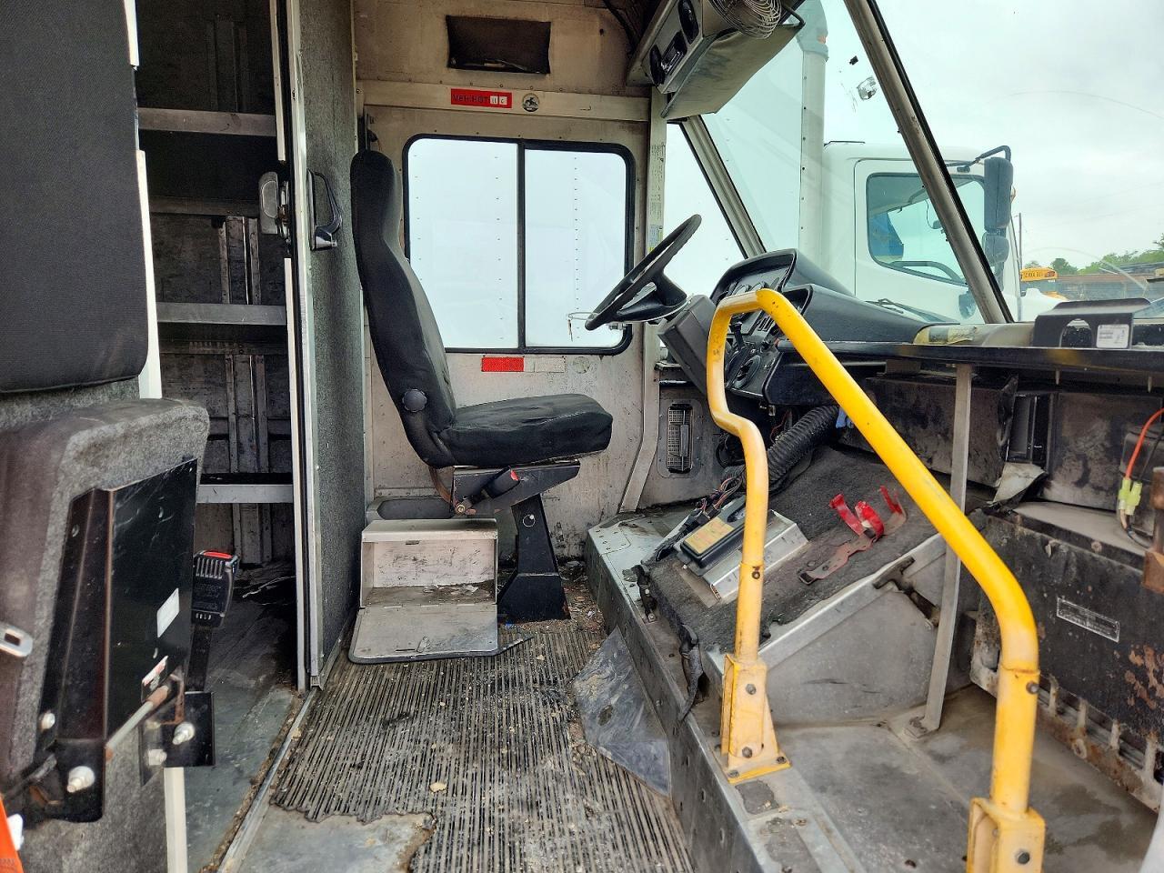 2006 FREIGHTLINER MT45 CHASSIS DELIVERY TRUCK — Фото 11 из 13