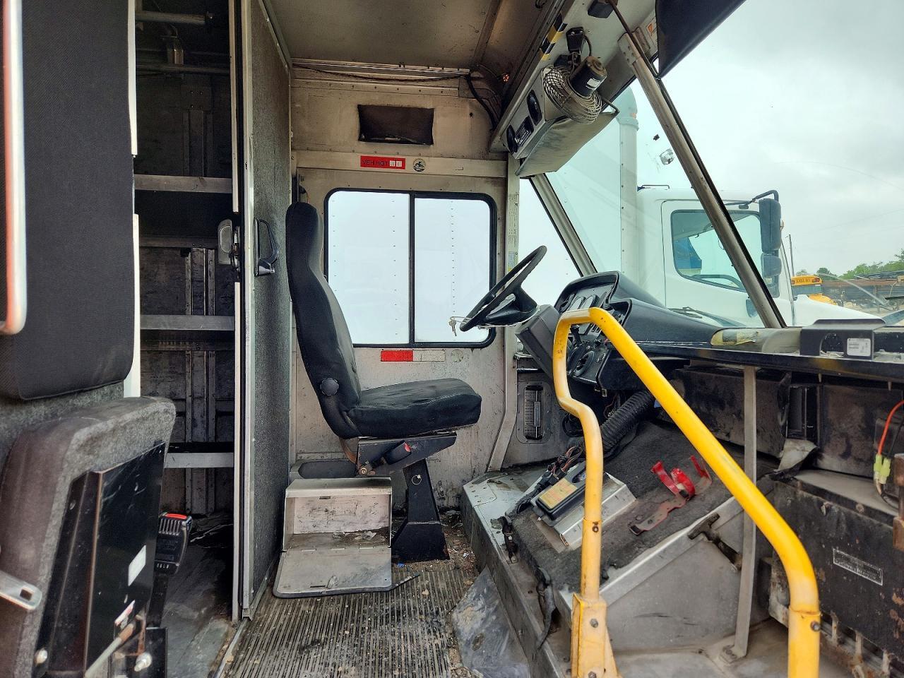 2006 FREIGHTLINER MT45 CHASSIS DELIVERY TRUCK — Фото 7 из 13