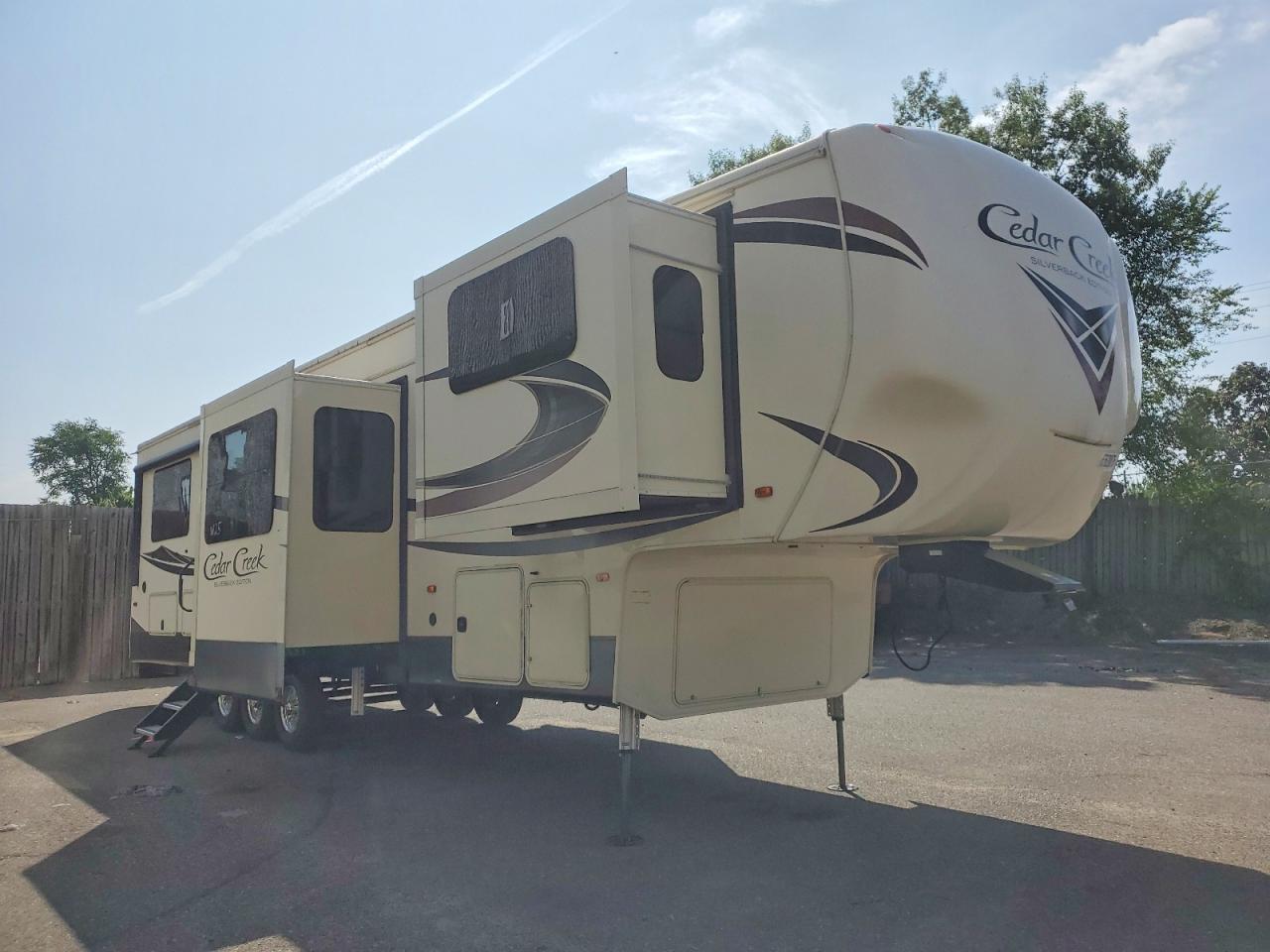 2018 CEDAR CREEK SILVERBACK TOY HAULE 4X4FCRN38JS220527