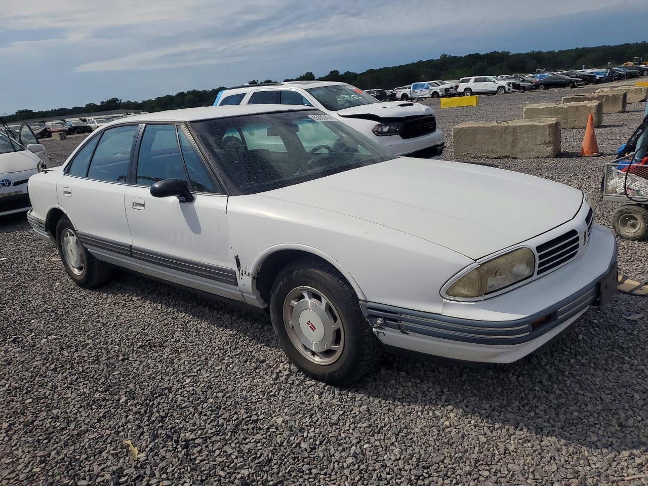 1995 OLDSMOBILE 88 ROYALE — Фото 4 из 12