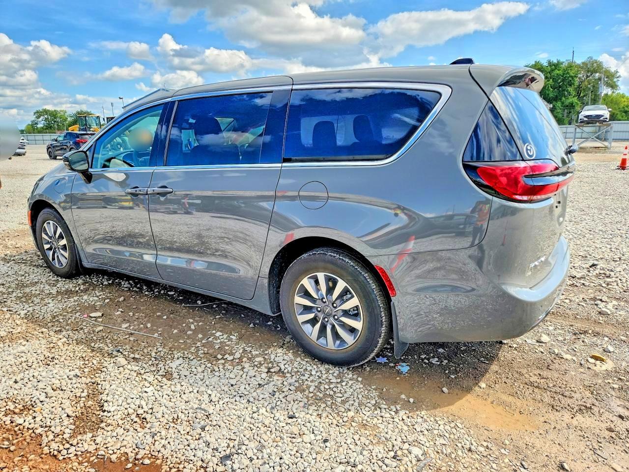 2024 CHRYSLER PACIFICA HYBRID SELECT — Фото 2 из 13