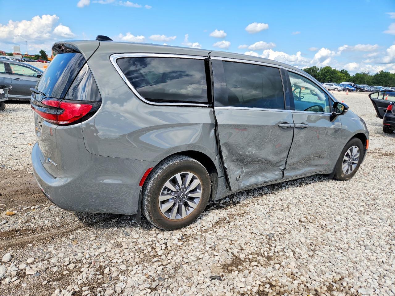 2024 CHRYSLER PACIFICA HYBRID SELECT — Фото 3 из 13